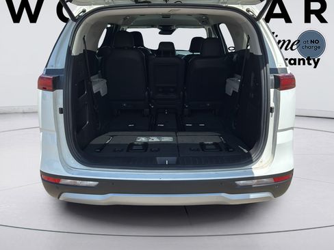 Used 2024 Kia Carnival EX FWD image 10