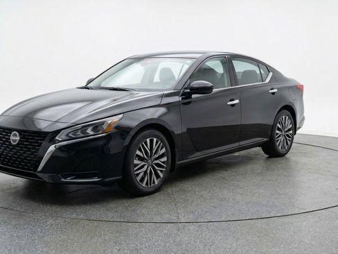 Used 2025 Nissan Altima 2.5 SV image 3
