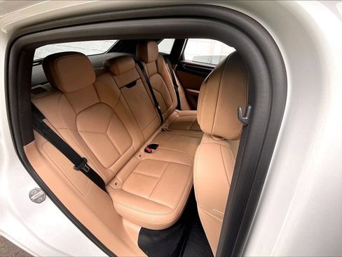 Certified 2024 Porsche Macan AWD/4WD image 21