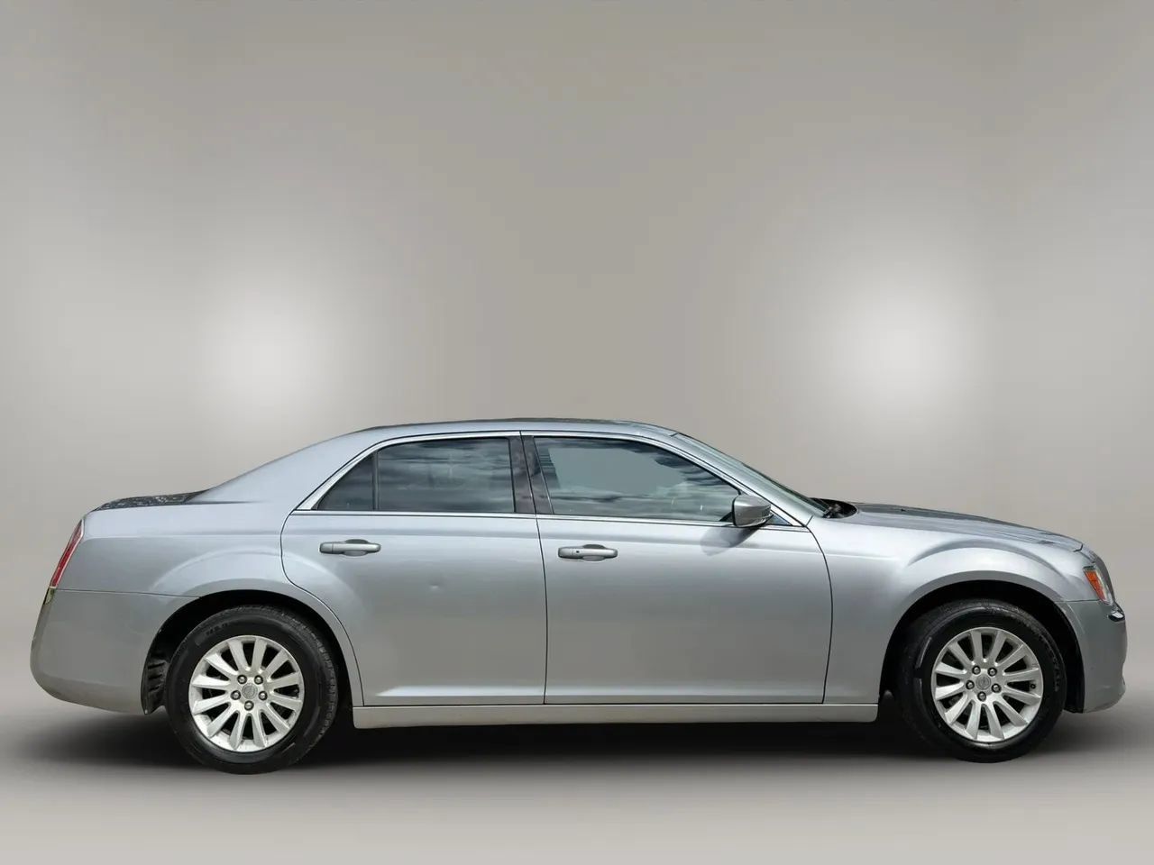 Used 2014 Chrysler 300 RWD image 4
