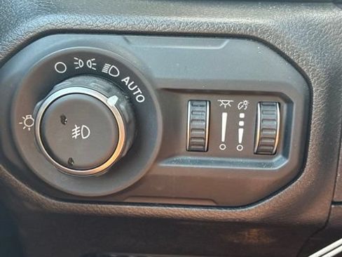Used 2019 Jeep Wrangler Unlimited Sahara w/ Cold Weather Group AWD/4WD image 17