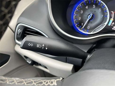 Used 2024 Chrysler Pacifica Touring-L image 33