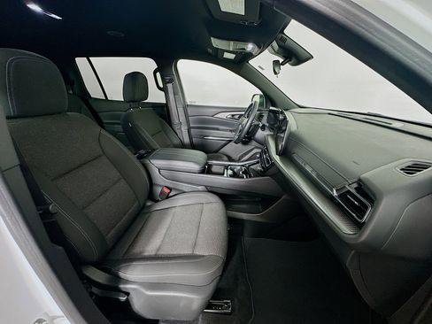 Used 2025 Chevrolet Traverse LT image 34