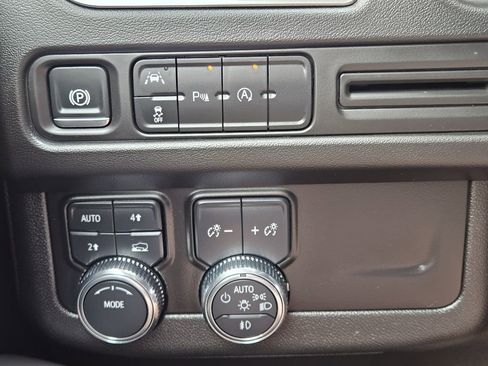 Used 2024 GMC Yukon SLT AWD/4WD image 27
