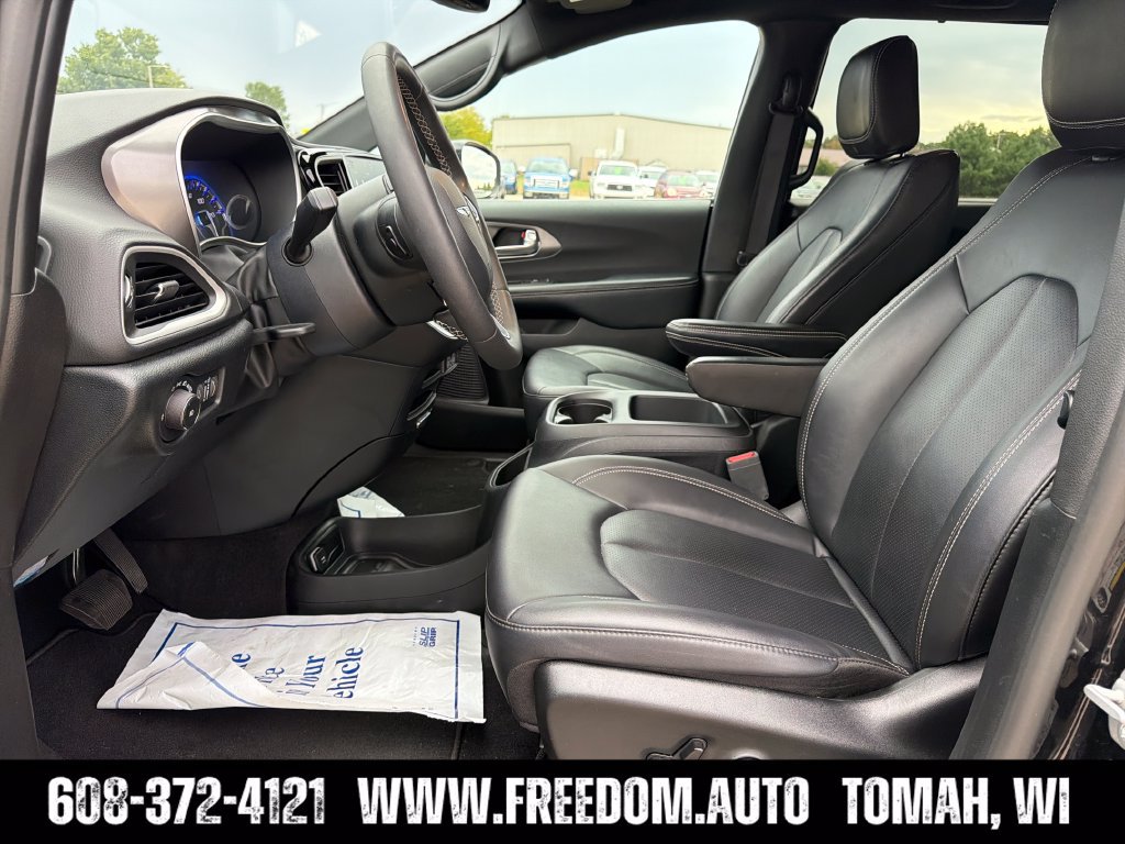 Used 2025 Chrysler Pacifica Select FWD image 25
