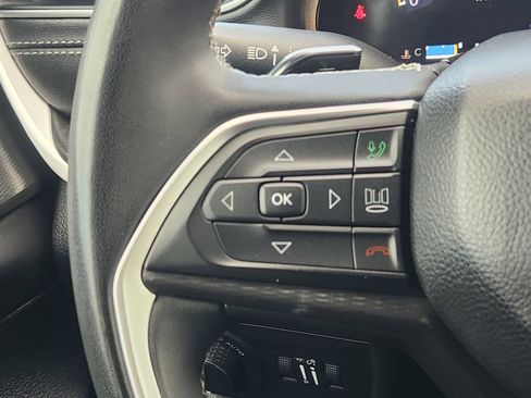 Used 2025 Jeep Grand Cherokee Laredo X RWD image 31