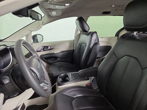 Used 2024 Chrysler Pacifica Touring-L FWD image 13