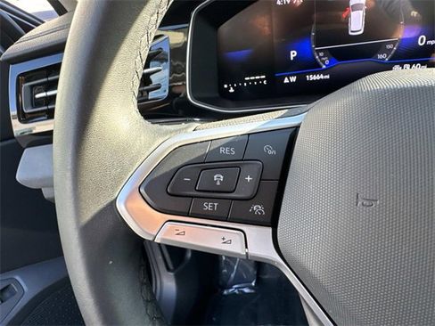 Certified 2025 Volkswagen Jetta SE w/ Sunroof Package image 18