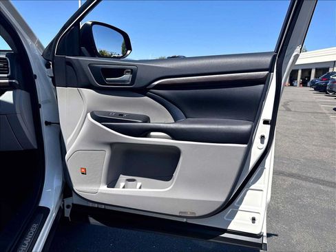 Used 2015 Toyota Highlander Limited Platinum AWD/4WD image 26