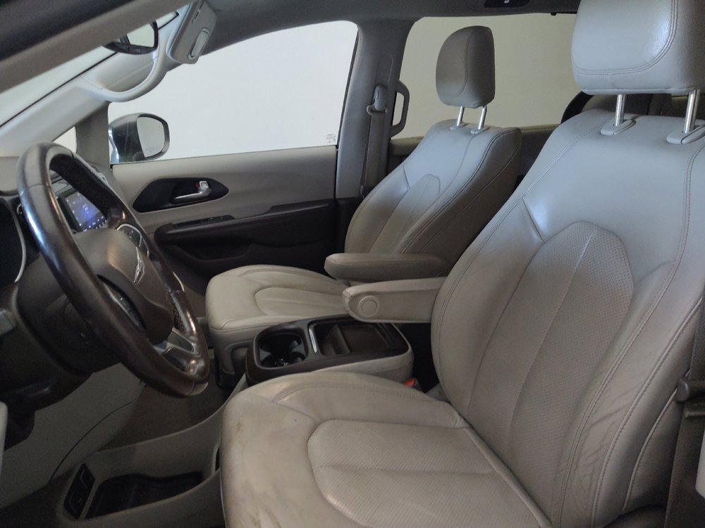 Used 2020 Chrysler Pacifica Touring-L FWD image 17