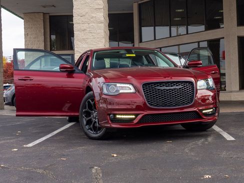 Used 2023 Chrysler 300 Touring L w/ Popular Equipment Group image 13