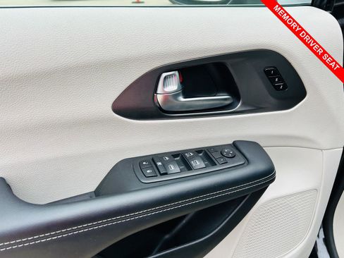 Used 2023 Chrysler Pacifica Touring-L FWD image 13