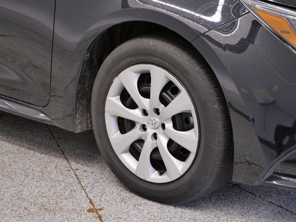 Used 2025 Toyota Corolla LE FWD image 4