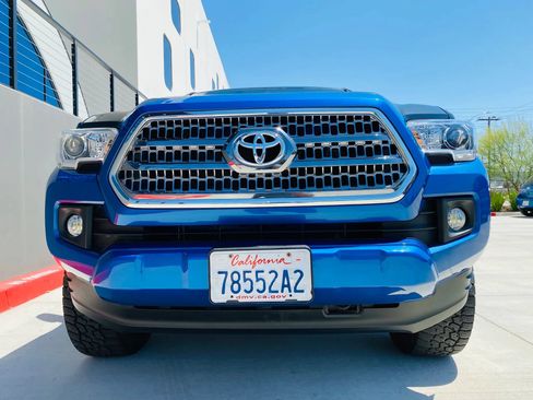 Used 2016 Toyota Tacoma TRD Sport RWD image 2