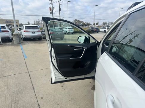 Used 2022 Toyota RAV4 XLE image 9