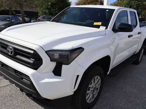 Used 2025 Toyota Tacoma SR image 2