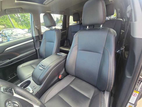 Used 2019 Toyota Highlander XLE AWD/4WD image 19
