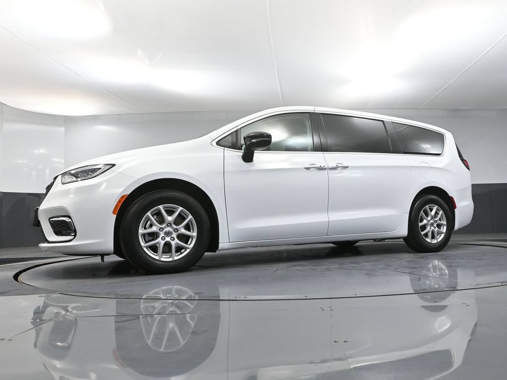 Used 2024 Chrysler Pacifica Touring-L FWD image 45