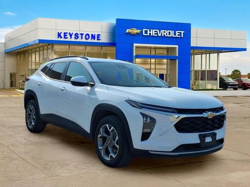 Used 2025 Chevrolet Trax LT FWD image 1