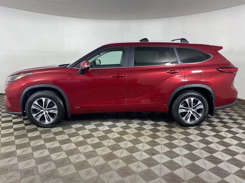 Used 2023 Toyota Highlander XLE AWD/4WD image 4