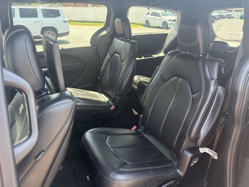 Used 2018 Chrysler Pacifica Touring-L Plus w/ S Appearance Package FWD image 10
