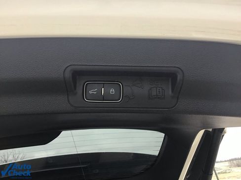 Used 2021 Ford Explorer XLT image 7