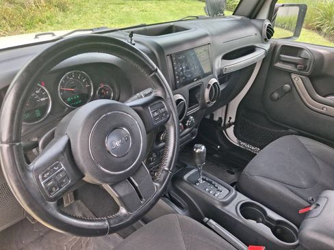 Used 2015 Jeep Wrangler Sport w/ Connectivity Group AWD/4WD image 10