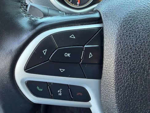 Used 2017 Jeep Cherokee Trailhawk AWD/4WD image 9