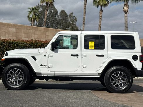 Used 2025 Jeep Wrangler Unlimited Sahara AWD/4WD image 7