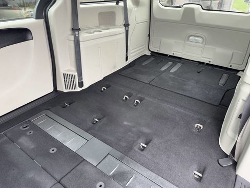 Used 2017 Dodge Grand Caravan SE FWD image 35