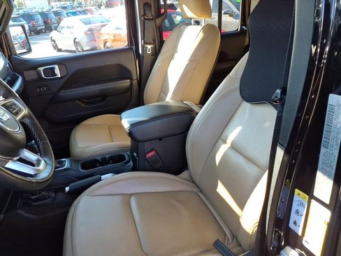 Used 2019 Jeep Wrangler Unlimited Rubicon w/ Cold Weather Group image 17