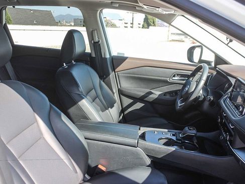 Used 2023 Nissan Rogue SV w/ SV Premium B Package FWD image 17