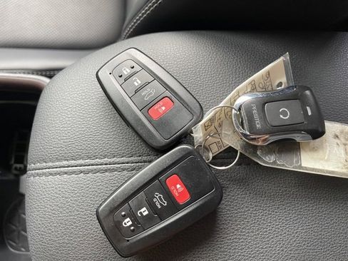 Used 2021 Toyota RAV4 Limited image 28