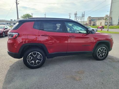 Used 2025 Jeep Compass Trailhawk AWD/4WD image 6