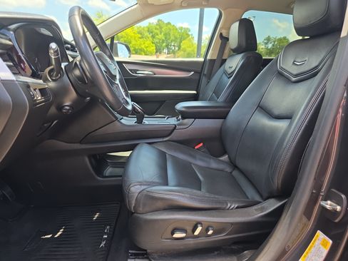 Used 2018 Cadillac XT5 Luxury w/ Driver Awareness Package FWD image 10