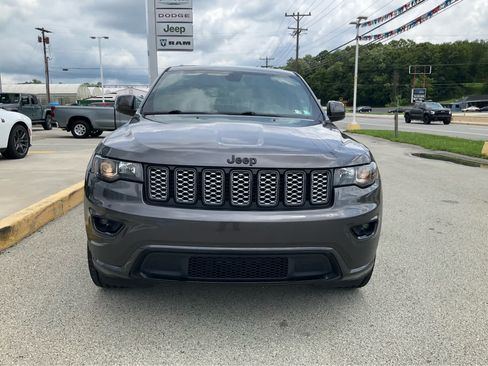 Used 2019 Jeep Grand Cherokee Altitude AWD/4WD image 2