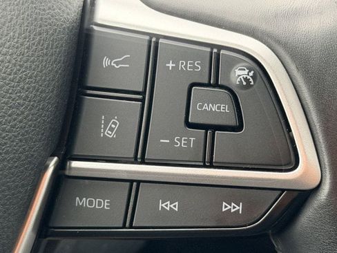 Used 2024 Toyota Highlander LE FWD image 20