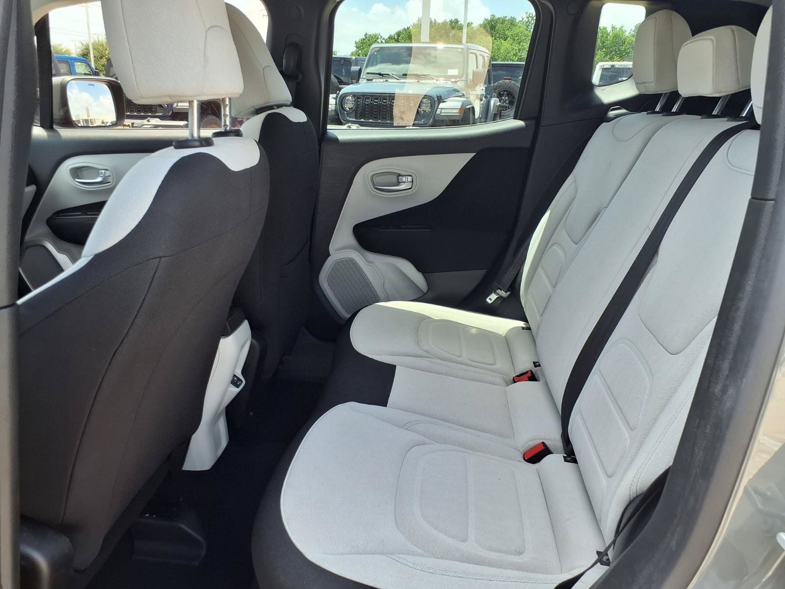 Used 2021 Jeep Renegade Latitude FWD image 11