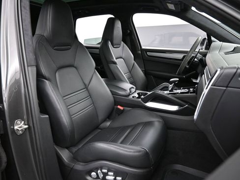 Certified 2021 Porsche Cayenne Turbo image 32