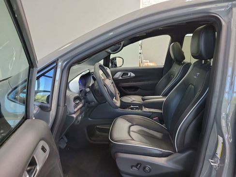 Used 2025 Chrysler Pacifica Limited image 55