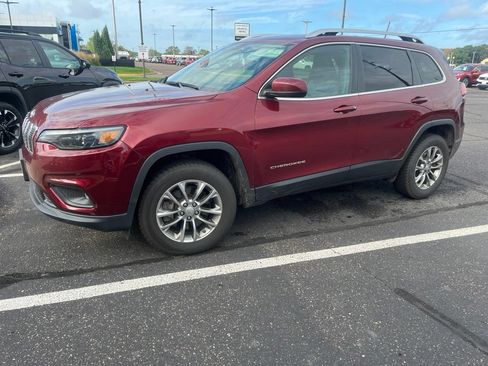 Used 2019 Jeep Cherokee Latitude Plus w/ Cold Weather Group AWD/4WD image 1