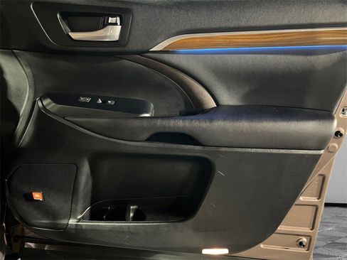 Used 2017 Toyota Highlander Limited image 14