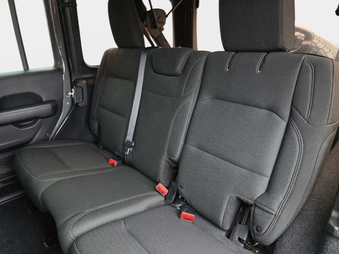 Used 2018 Jeep Wrangler Unlimited Sahara image 18