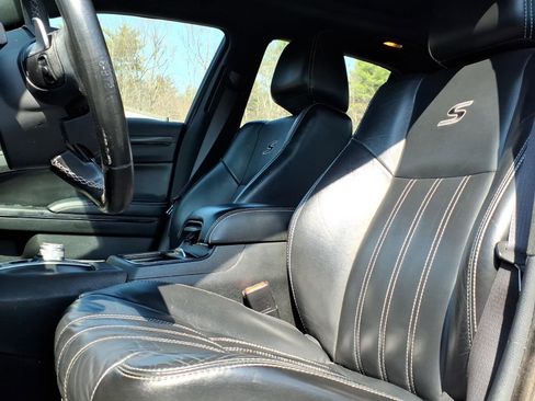 Used 2016 Chrysler 300 S image 4