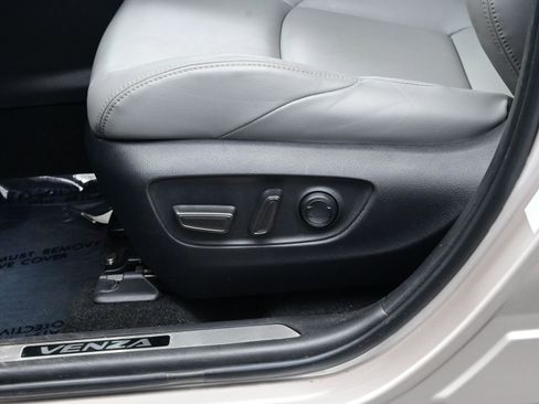 Used 2022 Toyota Venza XLE image 11