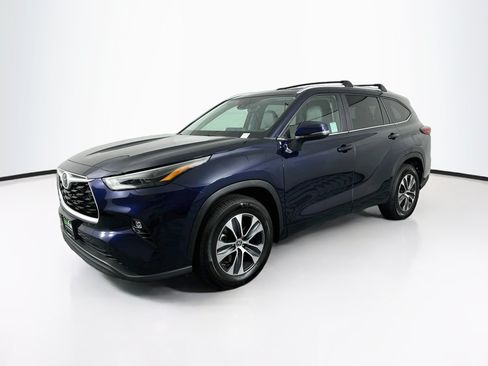Used 2023 Toyota Highlander XLE FWD image 3