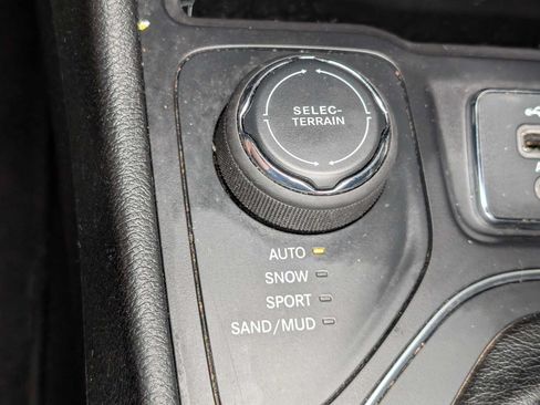 Used 2019 Jeep Cherokee High Altitude AWD/4WD image 31