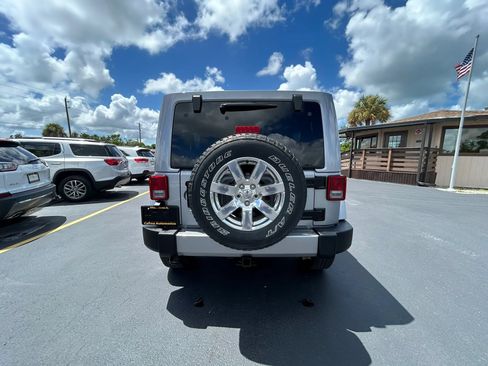 Used 2017 Jeep Wrangler Unlimited Sahara w/ Connectivity Group AWD/4WD image 9
