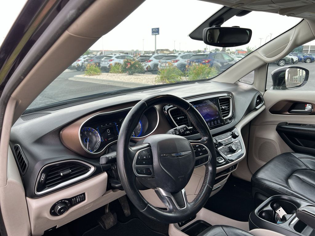 Used 2017 Chrysler Pacifica Touring-L FWD image 16