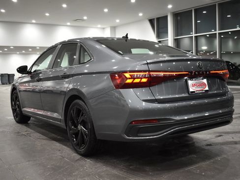 Used 2025 Volkswagen Jetta SE w/ Sunroof Package image 8